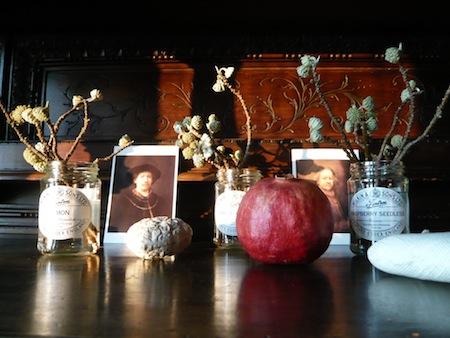 Rami di Edgeworthia e vasi di confettura, una decorazione da interno di sublime raffinatezza