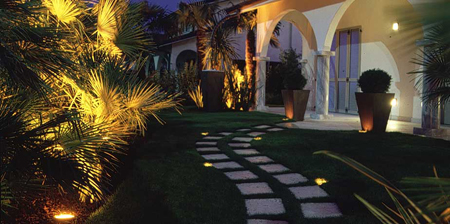 Lampioni solari da giardino per lilluminazione a costo zero ... Illuminare giardino senza corrente