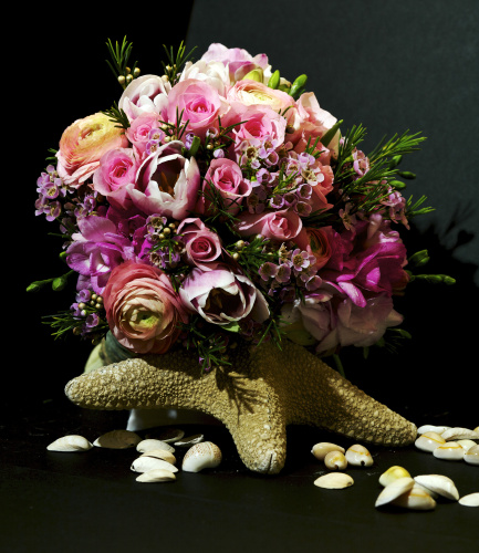 Bouquet da sposa, una composizione originale di rose e fiori di campo