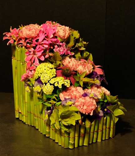 Composizione floreale di bambù e fiori rosa