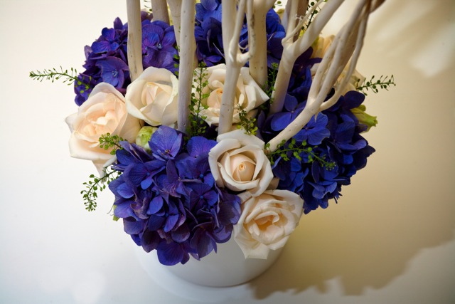 Composizione con rami di mitzumata, ortensie blu e rose