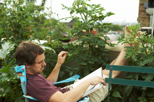 Arredare un terrazzo piccolo con piante e mobili