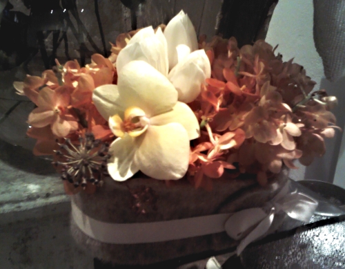 Centrotavola con orchidee e papaveri bianchi per una tavola elegante