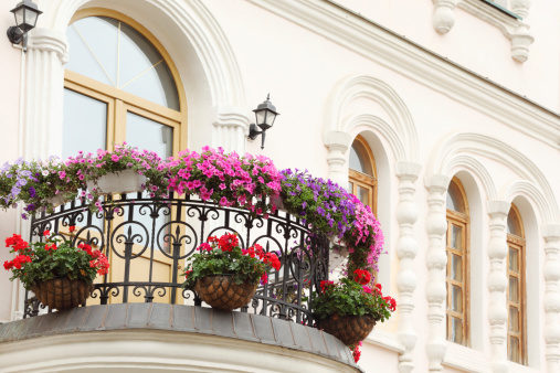 arredare balcone fioriture primaverili