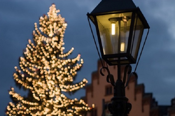 Alberi Natale accesi San Pietro New York