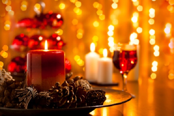 Decorazioni natalizie a tavola con erbe aromatiche e frutta 