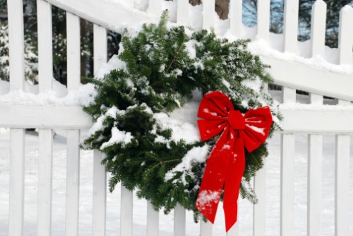 Decorazioni di Natale: la ghirlanda fai da te con i rami d'abete