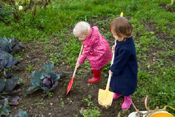 bambini lavorano orto
