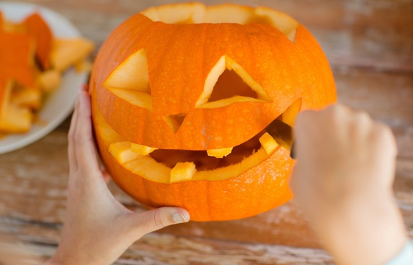 intagliare denti nella zucca