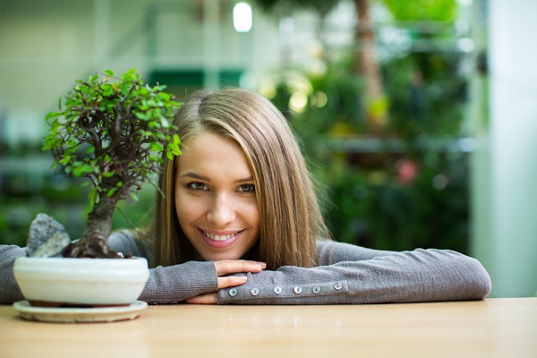 ragazza vicina bonsai