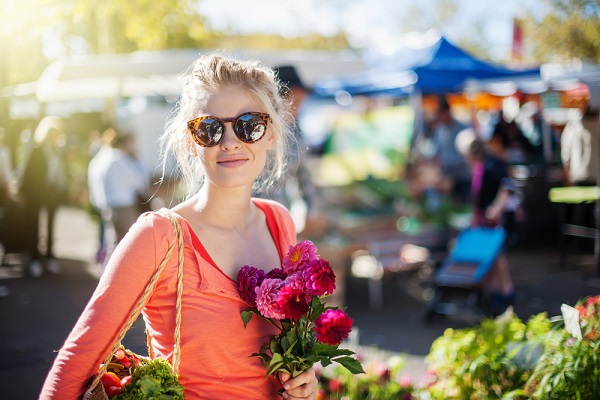 donna con fiori in mano