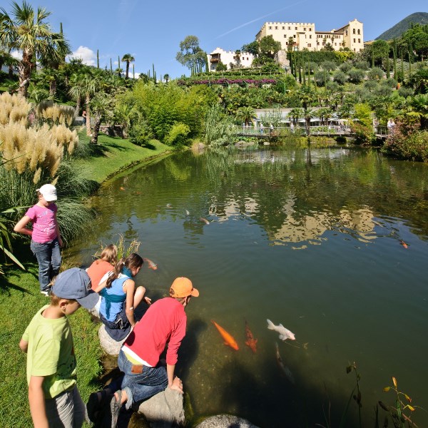 Bambini-al-Laghetto-delle-Ninfee-Giardini-di Sissi