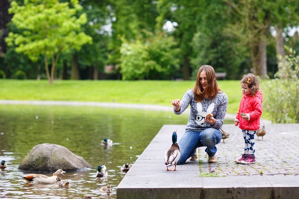 mamma al parco con figlia