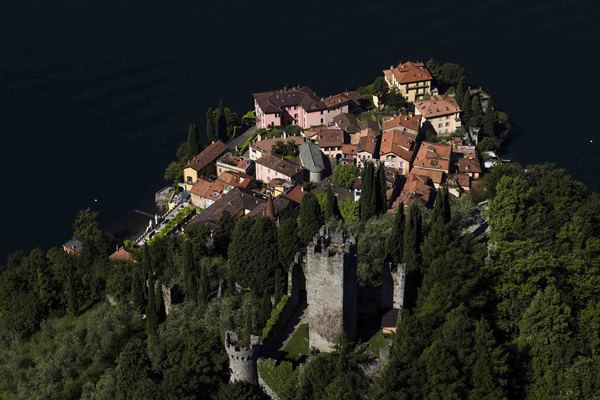 Castello di Vezio_photo Yann Arthus-Bertrand_b