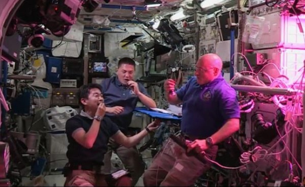 astronauti mangiano lattuga