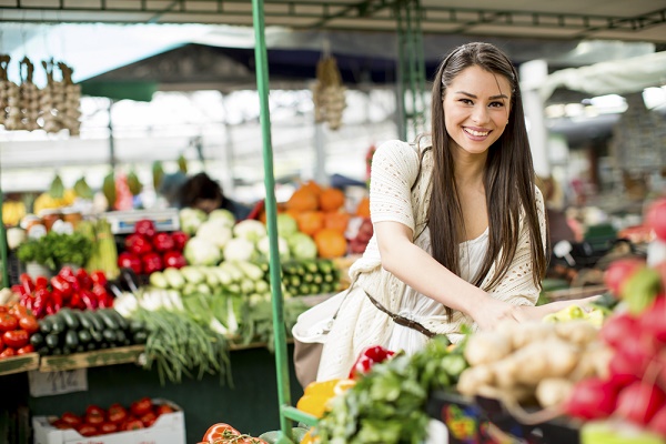 contadina vende verdure mercato