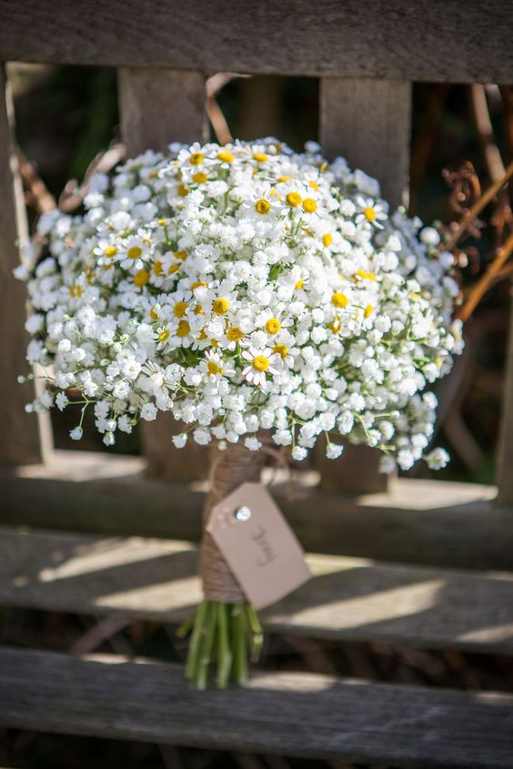 bouquet da sposa primaverile con margherite