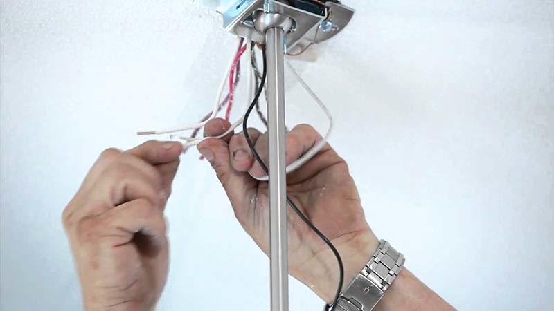 Fissaggio dei fili elettrici: tutti i vantaggi dei fermacavi adesivi